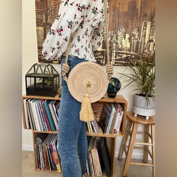 Minimalist Round Handwoven Shoulder Bag with Gold Tassels - Elegant Summer Bag - Picture 4 of 5